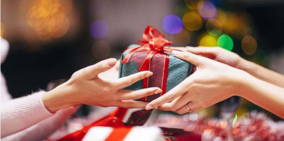 Mơ được chị gái tặng quà báo hiệu cơ hội thăng tiến